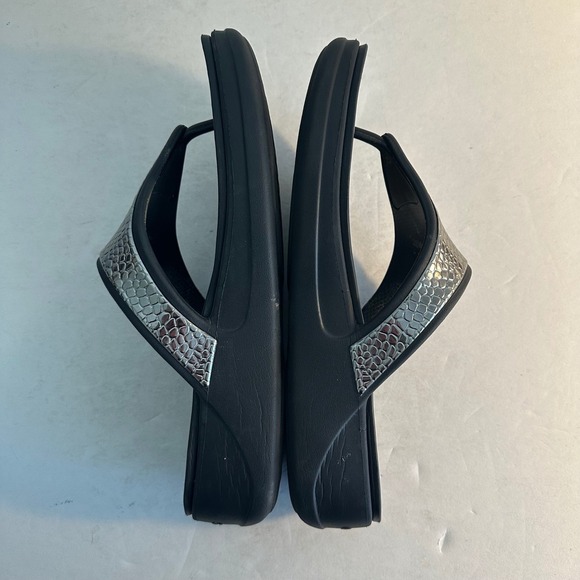 Crocs Monterey Metallic Wedge Toe Post Sandals Size 10 Silver Black Flip Flops - Picture 7 of 11